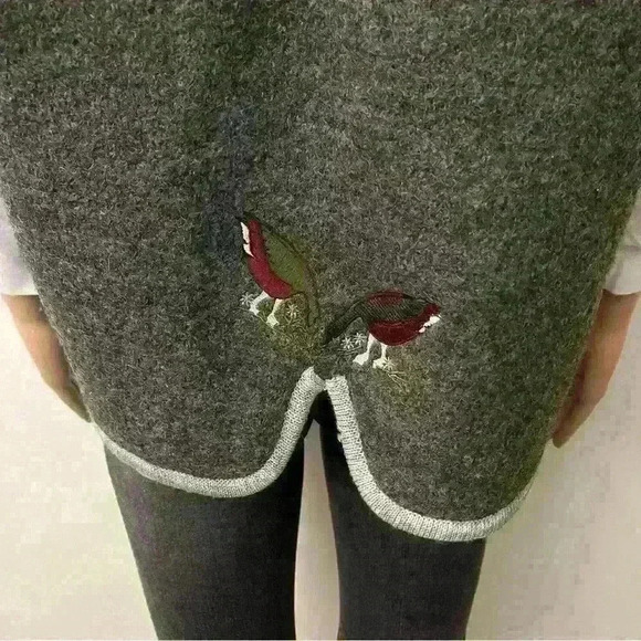 Vintage oversized grandma gray buttons down v- neck wool  vest. - Picture 5 of 11